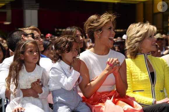 Jennifer Lopez et ses enfants Max et Emme Anthony, lors de la cérémonie de remise de médaille de Jennifer Lopez sur le "Walk of Fame" à Hollywood, le 20 juin 2013.