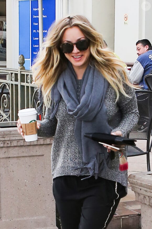Kaley Cuoco à la sortie de Starbucks à Sherman Oaks, le 9 janvier 2014