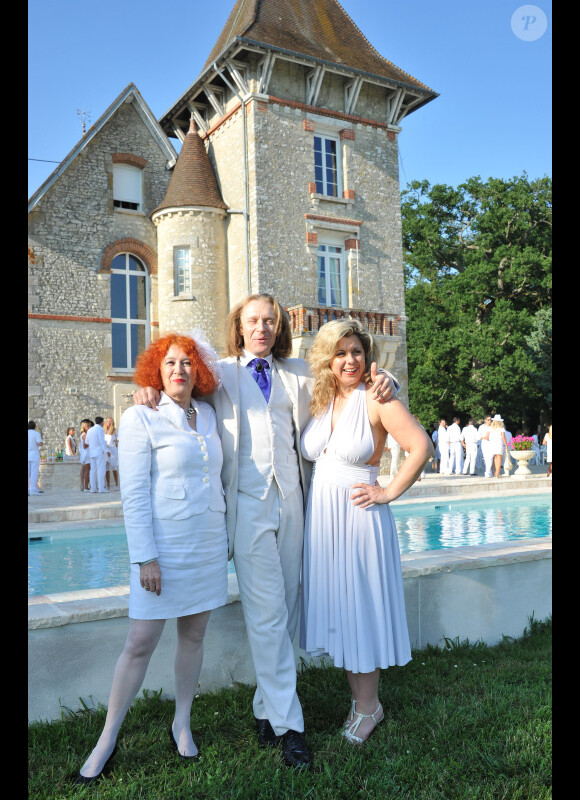 EXCLU : Morgan Ackermann (au centre) accompagné de sa mère Pascale (à gauche) et de Cindy Lopes (à droite) lors de la White Party, organisée à Courcy-aux-Loges, le dimanche 7 juillet 2013.