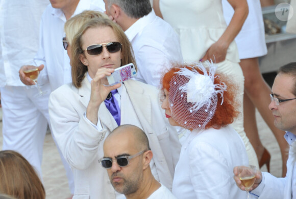 EXCLU : Morgan Ackermann prend en photo sa maman Pascale, lors de la White Party, organisée à Courcy-aux-Loges, le dimanche 7 juillet 2013.