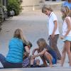 Exclusif - Gwyneth Paltrow vient en aide à un enfant blessé au genou à Pacific Palisades le 6 janvier 2014.