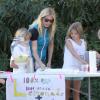 Exclusif - Gwyneth Paltrow aide ses enfants Moses et Apple à vendre de la limonade et des cookies pour le quartier de Pacific Palisades le 6 janvier 2014.