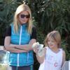 Exclusif - Gwyneth Paltrow aide ses enfants Moses et Apple à vendre de la limonade et des cookies pour le quartier de Pacific Palisades le 6 janvier 2014.