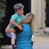 Exclusif - Gwyneth Paltrow vient en aide à un enfant blessé au genou à Pacific Palisades le 6 janvier 2014.