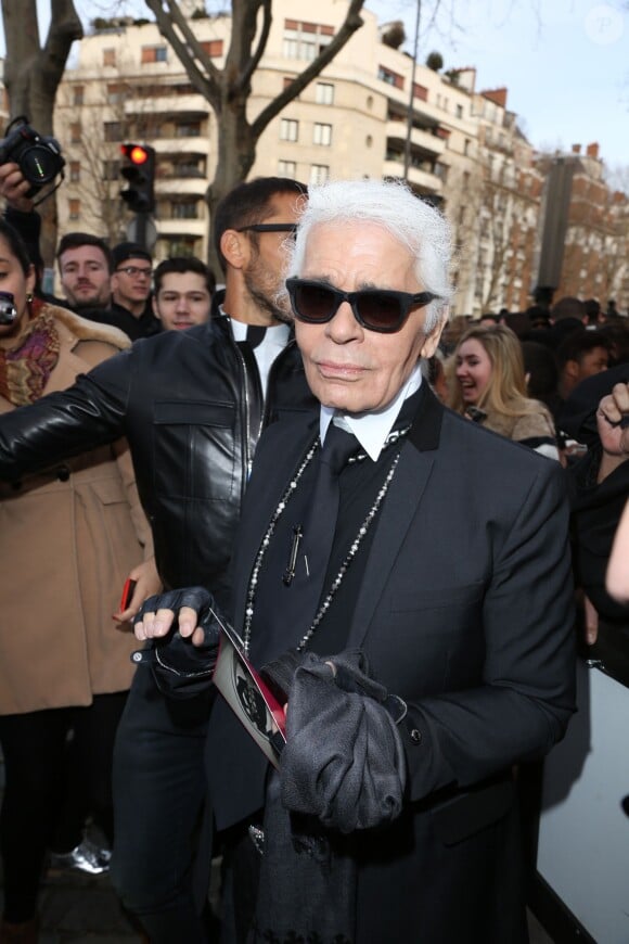 Karl Lagerfeld lors des arrivées au défilé de mode Hommes Automne-Hiver 2014/2015 "Dior Homme" à Paris, le 18 janvier 2014.