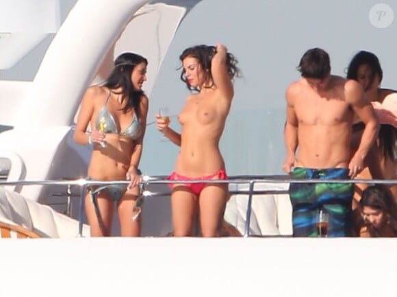 Une charmante figurante, topless sur le tournage d'une scène festive du film Entourage à Miami. Le 17 janvier 2014.
