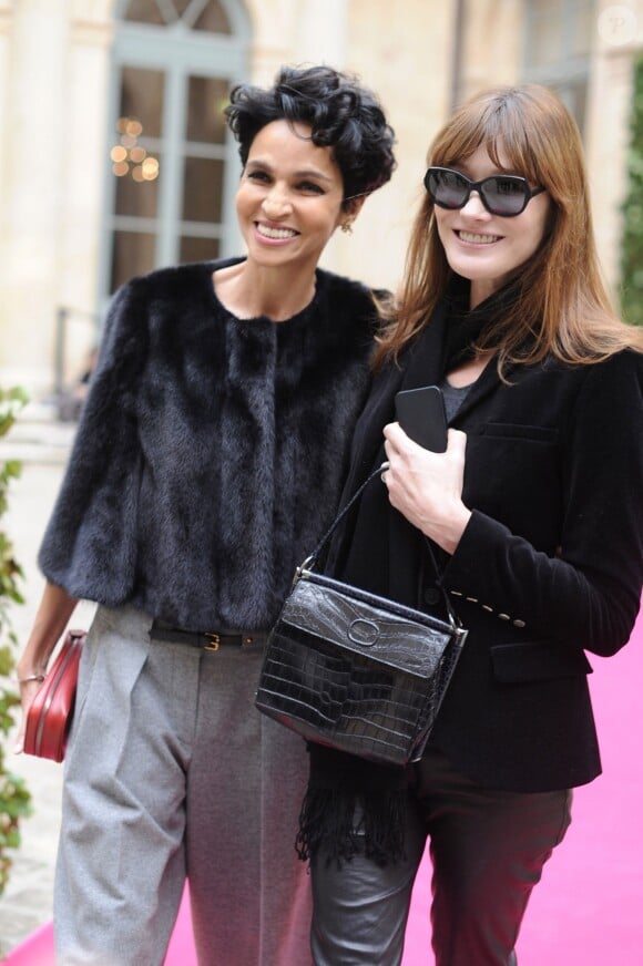 Farida Khelfa et Carla Bruni-Sarkozy au défilé Schiaparelli Haute couture printemps-été 2014 à Paris, le 20 janvier 2014.