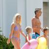 Britney Spears avec ses enfants et son fiancé (de l'époque) Jason Trawick, à Hawaï, le 5 juillet 2012.