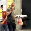 Jason Trawick mange une pizza dans les rues de Los Angeles, le 17 janvier 2014.