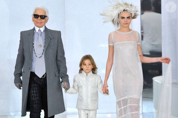 Karl Lagerfeld, son filleul Hudson Kroenig et Cara Delevingne saluent les invités du défilé Chanel haute couture printemps-été 2014 au Grand Palais. Paris, le 21 janvier 2014.