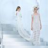 Cara Delevingne, ravissante en robe de mariée et accompagnée du petit Hudson Kroenig, conclue le défilé Chanel haute couture printemps-été 2014 au Grand Palais. Paris, le 21 janvier 2014.