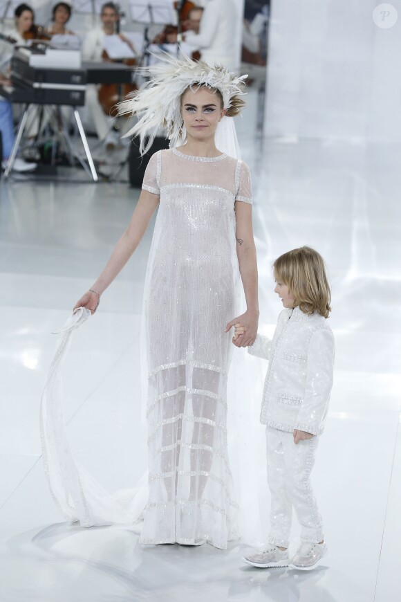 Cara Delevingne, Hudson Kroenig (filleul de Karl Lagerfeld) durant le défilé Chanel haute couture printemps-été 2014. Paris, le 21 janvier 2014.