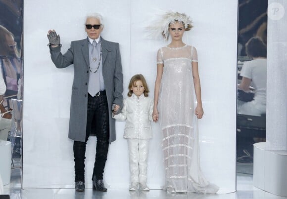 Karl Lagerfeld, son filleul Hudson Kroenig et Cara Delevingne durant le défilé Chanel haute couture printemps-été 2014. Paris, le 21 janvier 2014.