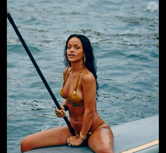 Rihanna : Sexy pour une journée paddle, lors de ses vacances au Brésil, en janvier 2014