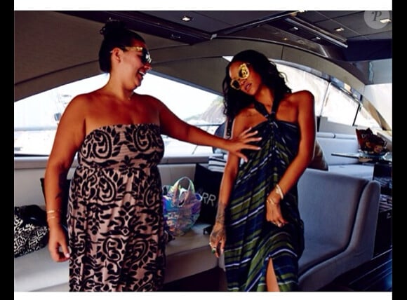 Rihanna, plus sexy que jamais, et sa copine Jenn Rosales, lors de ses vacances au Brésil, en janvier 2014