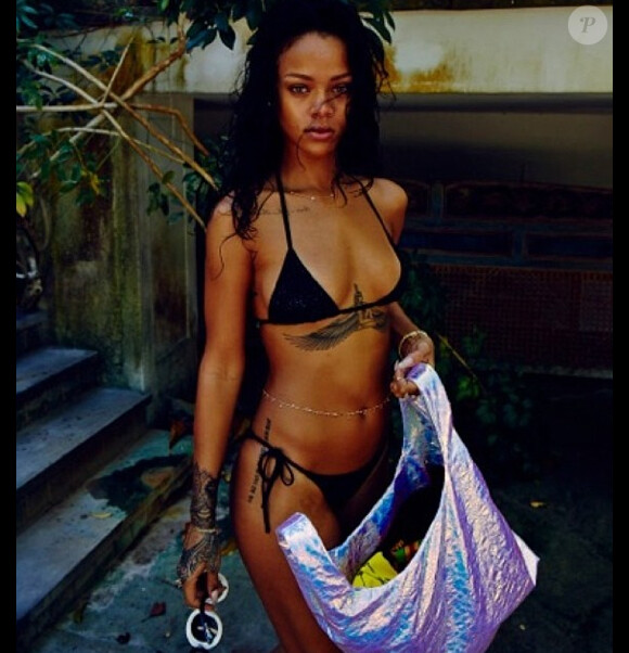 Rihanna en bikini noir lors de son séjour au Brésil en janvier 2014