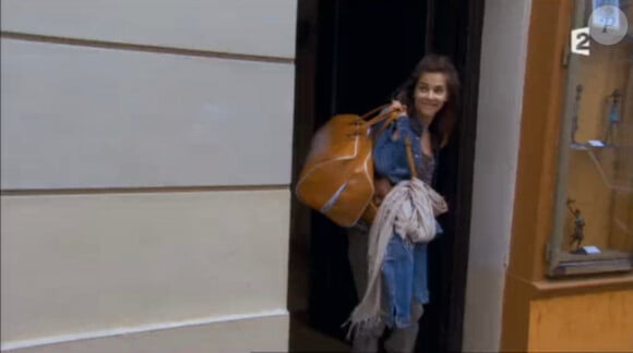Mélissa Theuriau dit au revoir à Jamel Debbouze, son mari, avant de s'envoler en Rendez-vous en terre inconnue, le 21 janvier 2014, sur France 2