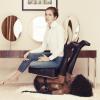 Dasha Zhukova, épouse du milliardaire Roman Abramovitch et fondatrice du magazine Garage, est assiste sur une chaise humaine l'artiste Bjarne Meelgard pour illustrer son interview accordée au site Büro 24/7.