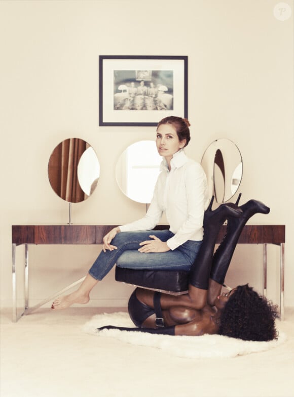 Dasha Zhukova, épouse du milliardaire Roman Abramovitch et fondatrice du magazine Garage, est assiste sur une chaise humaine l'artiste Bjarne Meelgard pour illustrer son interview accordée au site Büro 24/7.