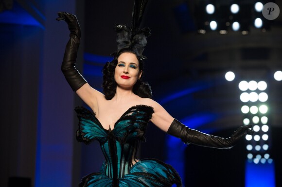 Dita Von Teese assure le final du défilé haute couture printemps-été 2014 de Jean Paul Gaultier. Paris, le 22 janvier 2014.