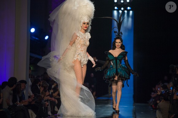 Dita Von Teese assure le final du défilé haute couture printemps-été 2014 de Jean Paul Gaultier. Paris, le 22 janvier 2014.