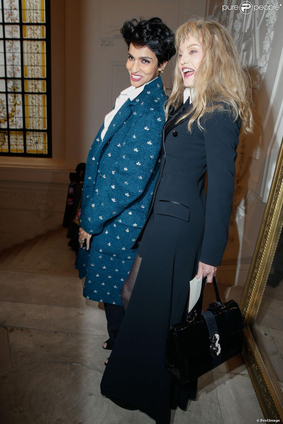 Farida Khelfa et Arielle Dombasle assistent au défilé haute couture printemps-été 2014 de Jean Paul Gaultier, dans son atelier situé dans le 3e arrondissement. Paris, le 22 janvier 2014.