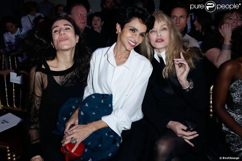 Bianca Li, Farida Khelfa et Arielle Dombasle assistent au défilé haute couture printemps-été 2014 de Jean Paul Gaultier, dans son atelier situé dans le 3e arrondissement. Paris, le 22 janvier 2014.
