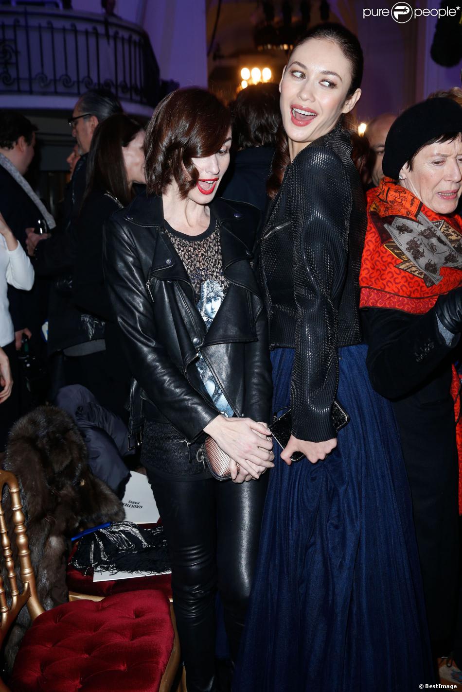 Paz Vega et Olga Kurylenko assistent au défilé haute couture printemps-été 2014 de Jean Paul Gaultier, dans son atelier situé dans le 3e arrondissement. Paris, le 22 janvier 2014.