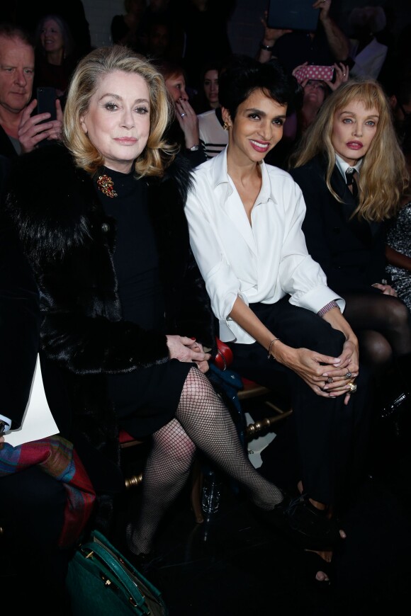 Catherine Deneuve, Farida Khelfa et Arielle Dombasle assistent au défilé haute couture printemps-été 2014 de Jean Paul Gaultier, dans son atelier situé dans le 3e arrondissement. Paris, le 22 janvier 2014.