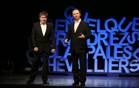 Les humoristes Philippe Chevallier et Regis Laspalès sur le filage de leur pièce "Vous reprendrez bien quelques sketches ?" au théâtre de la Renaissance à Paris le 22 janvier 2014.