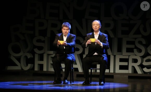Philippe Chevallier et Regis Laspalès sur le filage de leur spectacle comique "Vous reprendrez bien quelques sketches ?" au théâtre de la Renaissance à Paris le 22 janvier 2014.