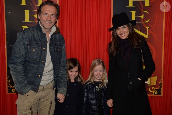 Stéphane Freiss, sa femme Ursula, leur fille et une amie - Remise des prix du 35e festival mondial du Cirque de Demain sous le chapiteau du Cirque Phénix à Paris le 26 janvier 2014.
