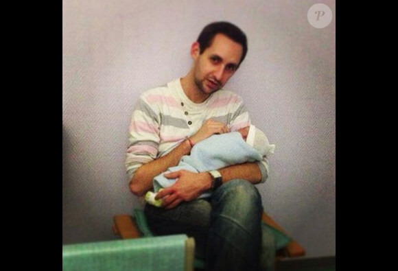 Le candidat de télé-réalité, Florent, de "La Belle et ses princes 2", a dévoilé de tendres clichés de sa petite fille Elyne, née le 25 janvier dernier.