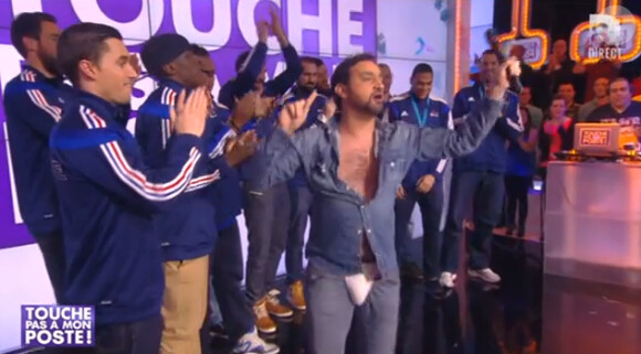 Le présentateur Cyril Hanouna déshabillé par les joueurs de l'équipe de France de Handball dans l'émission "Touche pas à mon poste" du 28 janvier 2014.