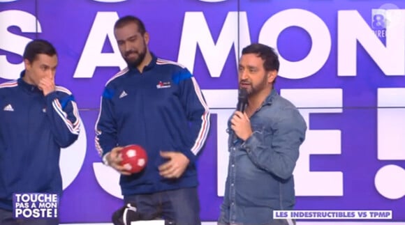 Cyril Hanouna et les joueurs de l'équipe de France de Handball dans l'émission "Touche pas à mon poste" du 28 janvier 2014.