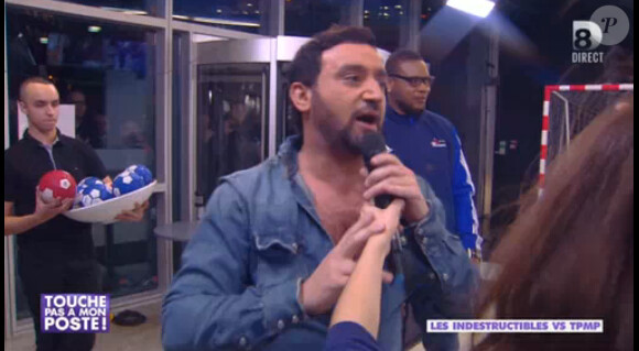 Cyril Hanouna et les joueurs de l'équipe de France de Handball dans l'émission "Touche pas à mon poste" du 28 janvier 2014.