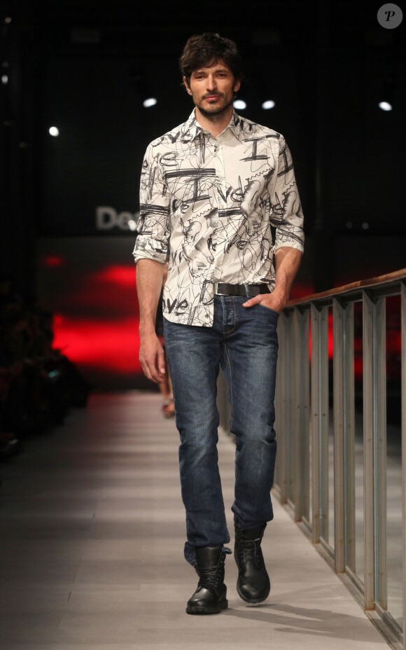 Andres Velencoso défile pour Desigual lors du 080 Barcelina Fashion. Barcelone, le 28 janvier 2014.