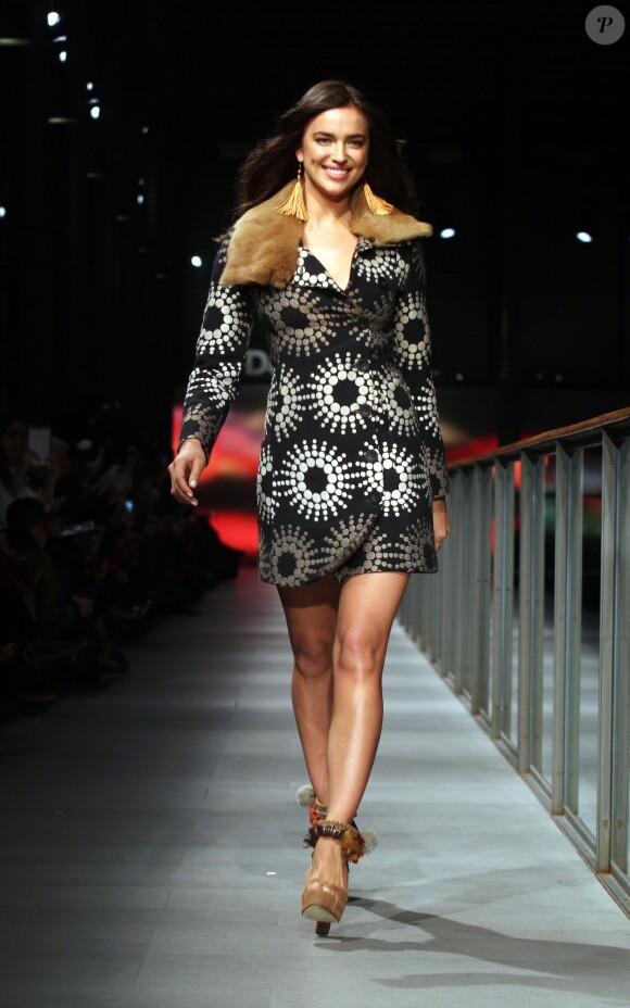 Irina Shayk défile pour Desigual lors du 080 Barcelina Fashion. Barcelone, le 28 janvier 2014.