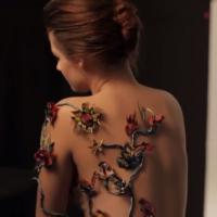 Kristen Stewart : Topless et couverte de fleurs pour Balenciaga