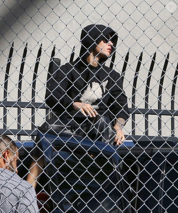 Justin Bieber sourit à sa sortie de prison à Miami, le 23 janvier 2014.