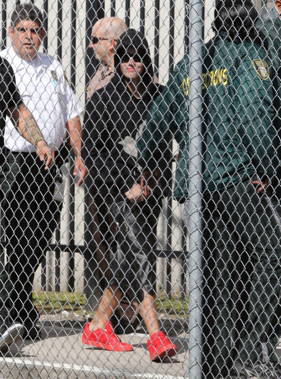 Justin Bieber sourit à sa sortie de prison à Miami, le 23 janvier 2014.