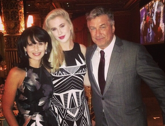 Ireland Baldwin avec son père Alec et sa belle-mère Hilaria lors d'une soirée à Manhattan, le 29 janvier 2014.