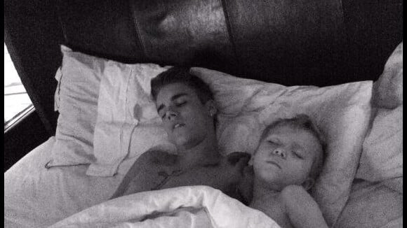 Justin Bieber : Angélique avec son petit frère mais adepte du cannabis