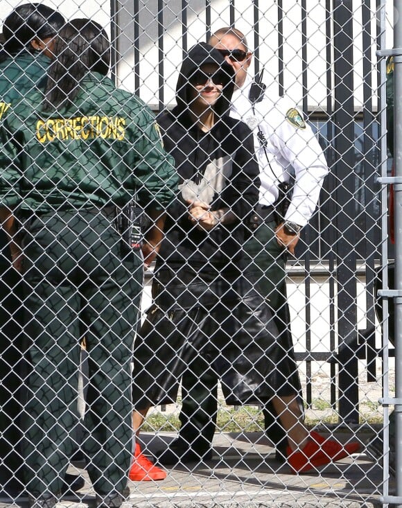 Justin Bieber sourit à sa sortie de prison à Miam, le 23 janvier 2014.