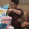 Kevin Jonas et sa femme Danielle ouvrent des cadeaux offerts pour leur futur bébé.