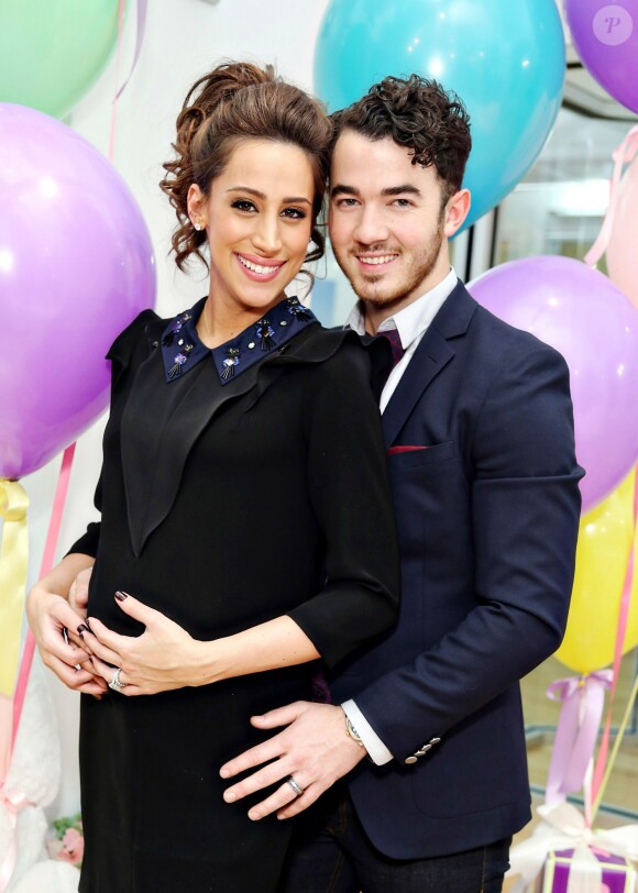 Kevin Jonas et sa femme Danielle, enceinte, fêtent leur couverture pour Fit Pregnancy magazine, et s'offrent au passage une baby shower, chez Alison Brod PR Showroom à New York, le 4 décembre 2013.