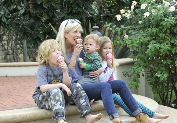 Tori Spelling et ses enfants Liam McDermott, Stella McDermott et Finn McDermott s'offrent une glace à Thousand Oaks, Los Angeles, le 14 janvier 2014.