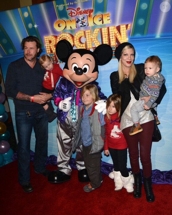 Tori Spelling, Dean McDermott et leurs enfants au spectacle Disney on Ice à Los Angeles, le 12 décembre 2013.