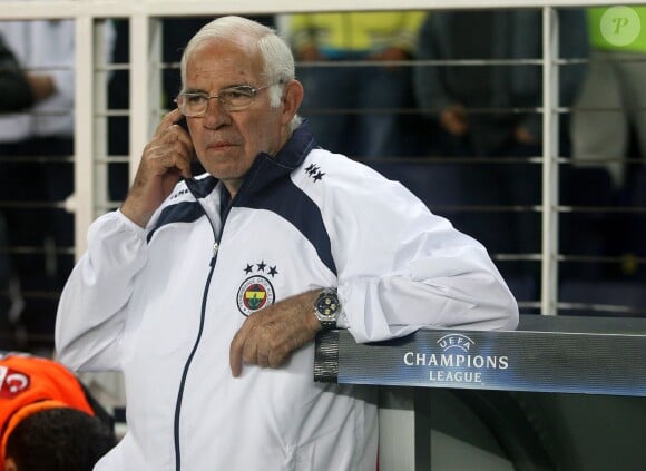 Luis Aragones lors d'un match entre Fenerbahçe et Arsenal au stade Sukru Saracoglu d'Istanbul, le 21 octobre 2008