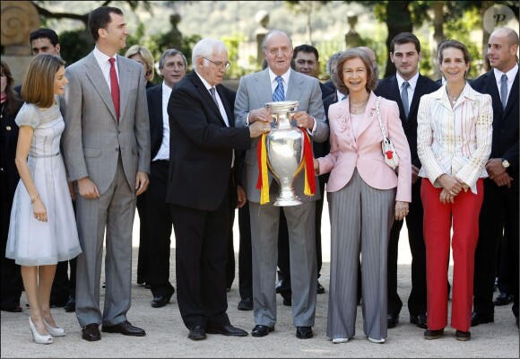 Le roi Juan Carlos, la reine Sofia, le prince Felipe, la princesse Letizia et la princesse Elena d'Espagne en compagnie de Luis Aragonés après la victoire lors de l'Euro 2008 au palais Zarzuela de Madrid, le 1er juillet 2008